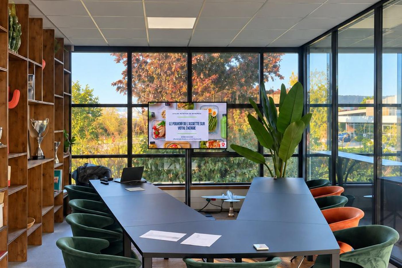 Salle de séminaire d'une entreprise préparée pour un atelier de prévention santé